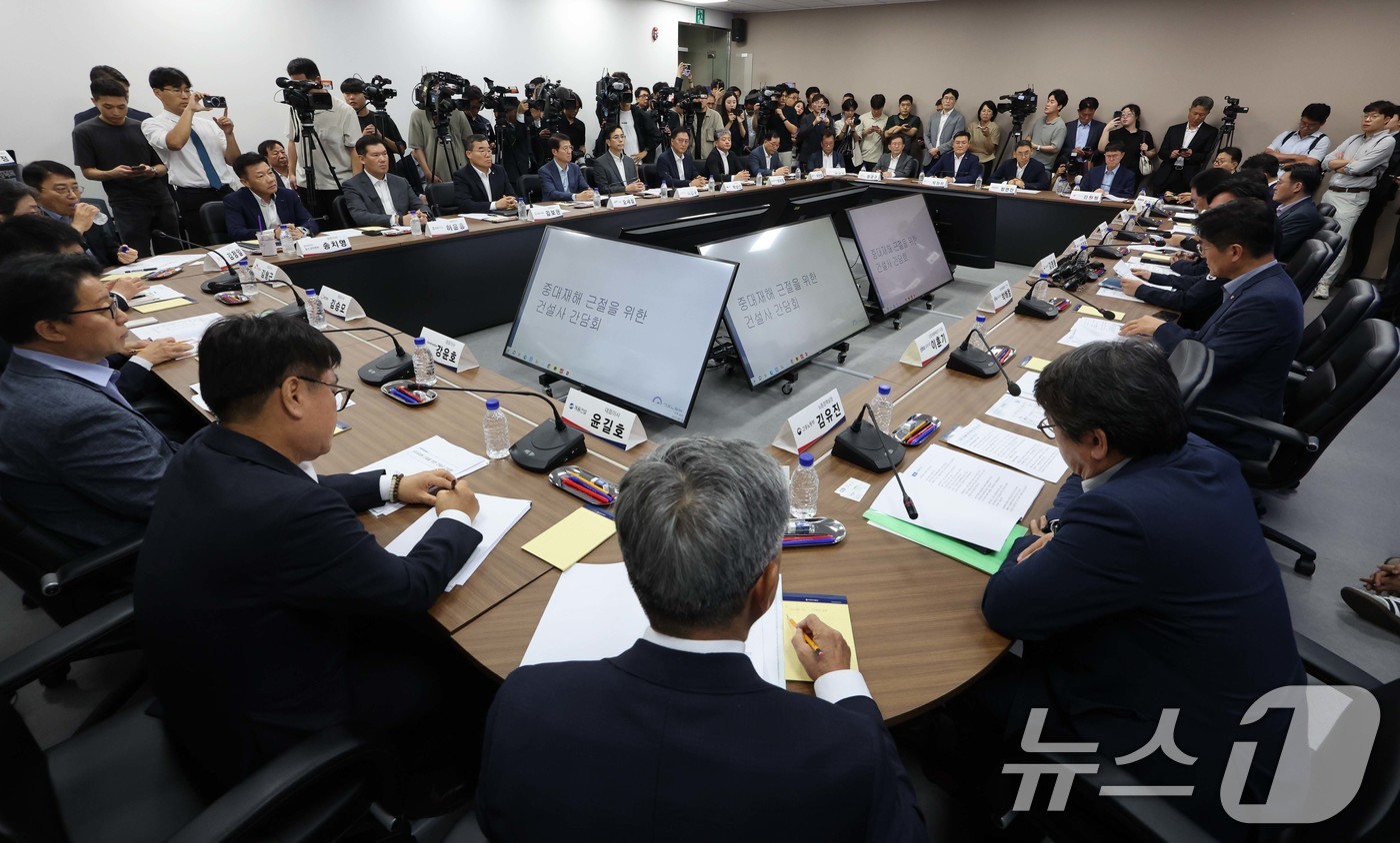 (서울=뉴스1) 민경석 기자 = 김영훈 고용노동부 장관이 14일 오후 서울 중구 직업능력평가원에서 열린 중대재해 근절을 위한 20대 건설사 CEO 간담회에 참석해 발언하고 있다. …