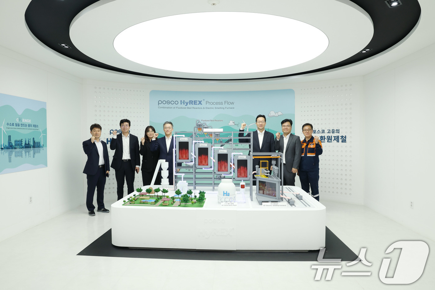 (서울=뉴스1) = 윤인대 기획재정부 차관보가 14일 경북 포항시 포스코 본사를 방문해 현장을 시찰하고 관계자들과 기념 촬영을 하고 있다. (기획재정부 제공. 재판매 및 DB 금지 …