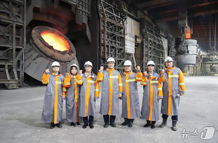 (서울=뉴스1) = 윤인대 기획재정부 차관보가 14일 경북 포항시 포스코 본사를 방문해 현장을 시찰하고 관계자들과 기념 촬영을 하고 있다. (기획재정부 제공. 재판매 및 DB 금지 …