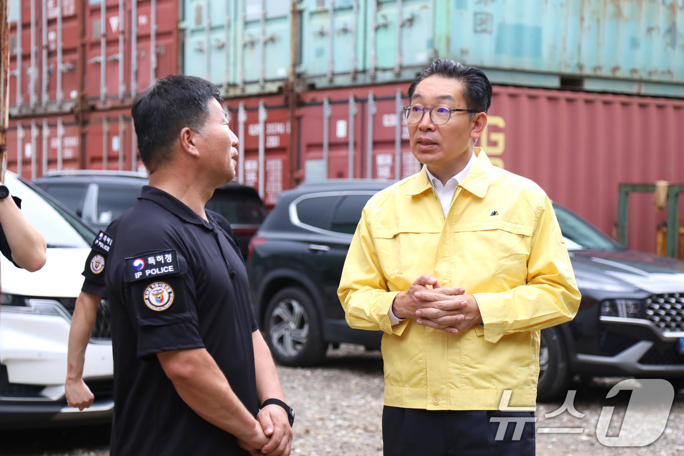 (서울=뉴스1) = 김완기 특허청장이 14일 경기도 일원 위조상품 압수품 보관창고를 방문해 여름철 호우에 따른 압수물품 피해 대비를 위한 현장 점검을 하고 있다. (특허청 제공. …