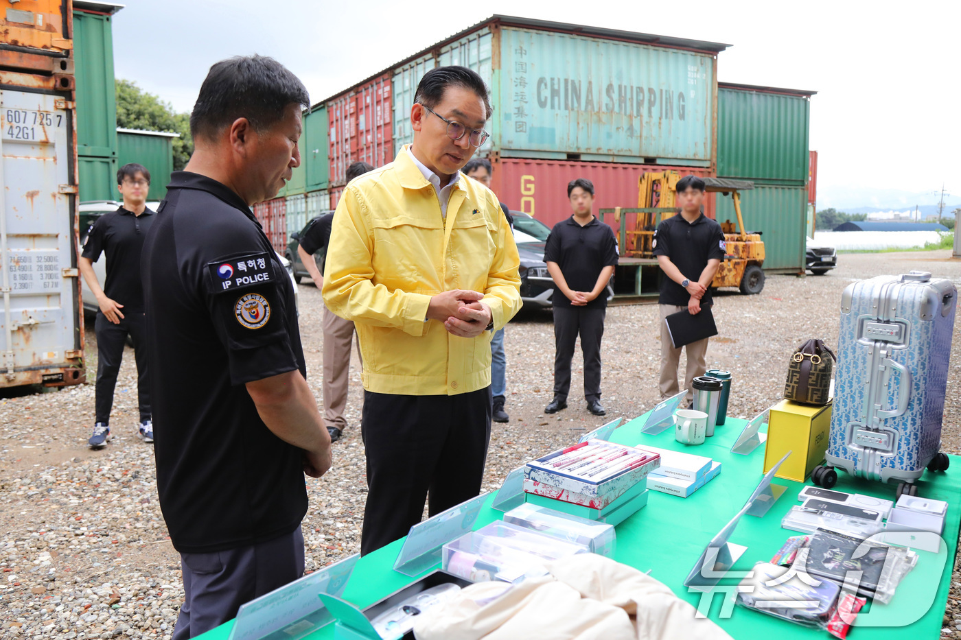 (서울=뉴스1) = 김완기 특허청장이 14일 경기도 일원 위조상품 압수품 보관창고를 방문해 여름철 호우에 따른 압수물품 피해 대비를 위한 현장 점검을 하고 있다. (특허청 제공. …