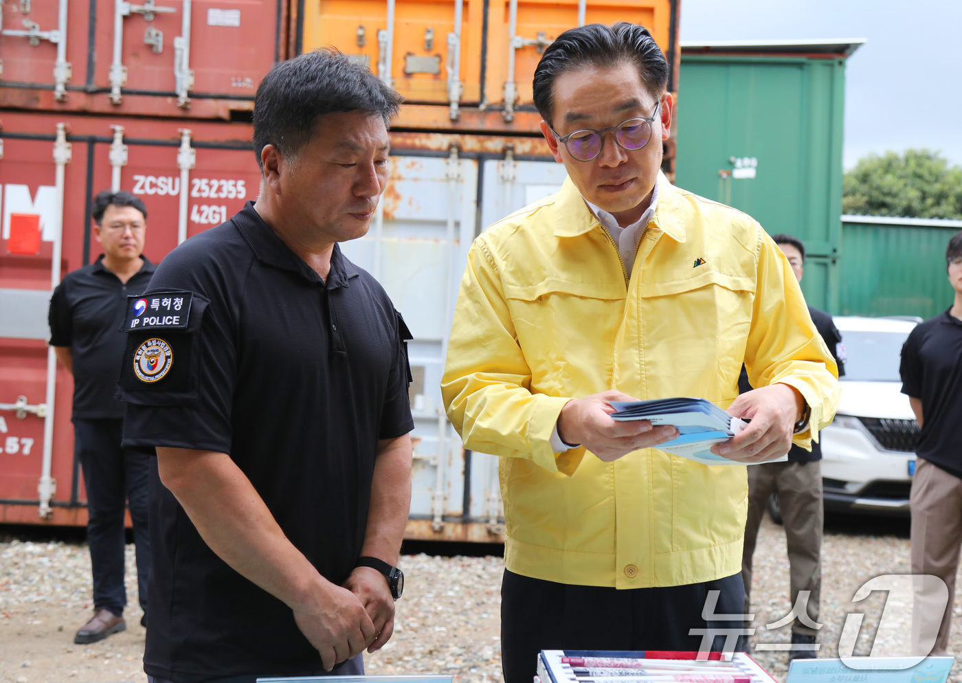 (서울=뉴스1) = 김완기 특허청장이 14일 경기도 일원 위조상품 압수품 보관창고를 방문해 여름철 호우에 따른 압수물품 피해 대비를 위한 현장 점검을 하고 있다. (특허청 제공. …