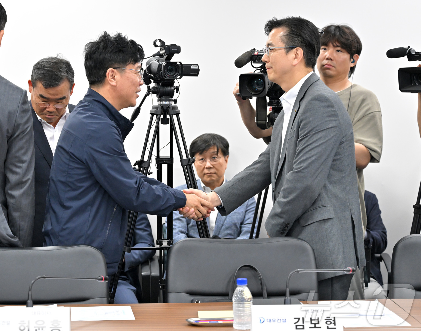 (서울=뉴스1) 민경석 기자 = 김영훈 고용노동부 장관이 14일 오후 서울 중구 직업능력평가원에서 열린 중대재해 근절을 위한 20대 건설사 CEO 간담회에 참석해 이한우 현대건설 …