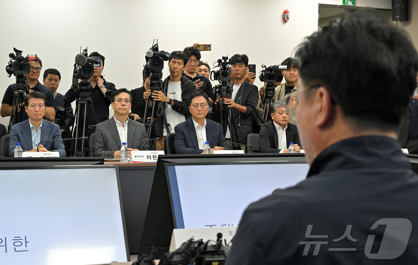 (서울=뉴스1) 민경석 기자 = 14일 오후 서울 중구 직업능력평가원에서 열린 중대재해 근절을 위한 20대 건설사 CEO 간담회에서 건설사 대표들이 김영훈 고용노동부 장관의 모두발 …