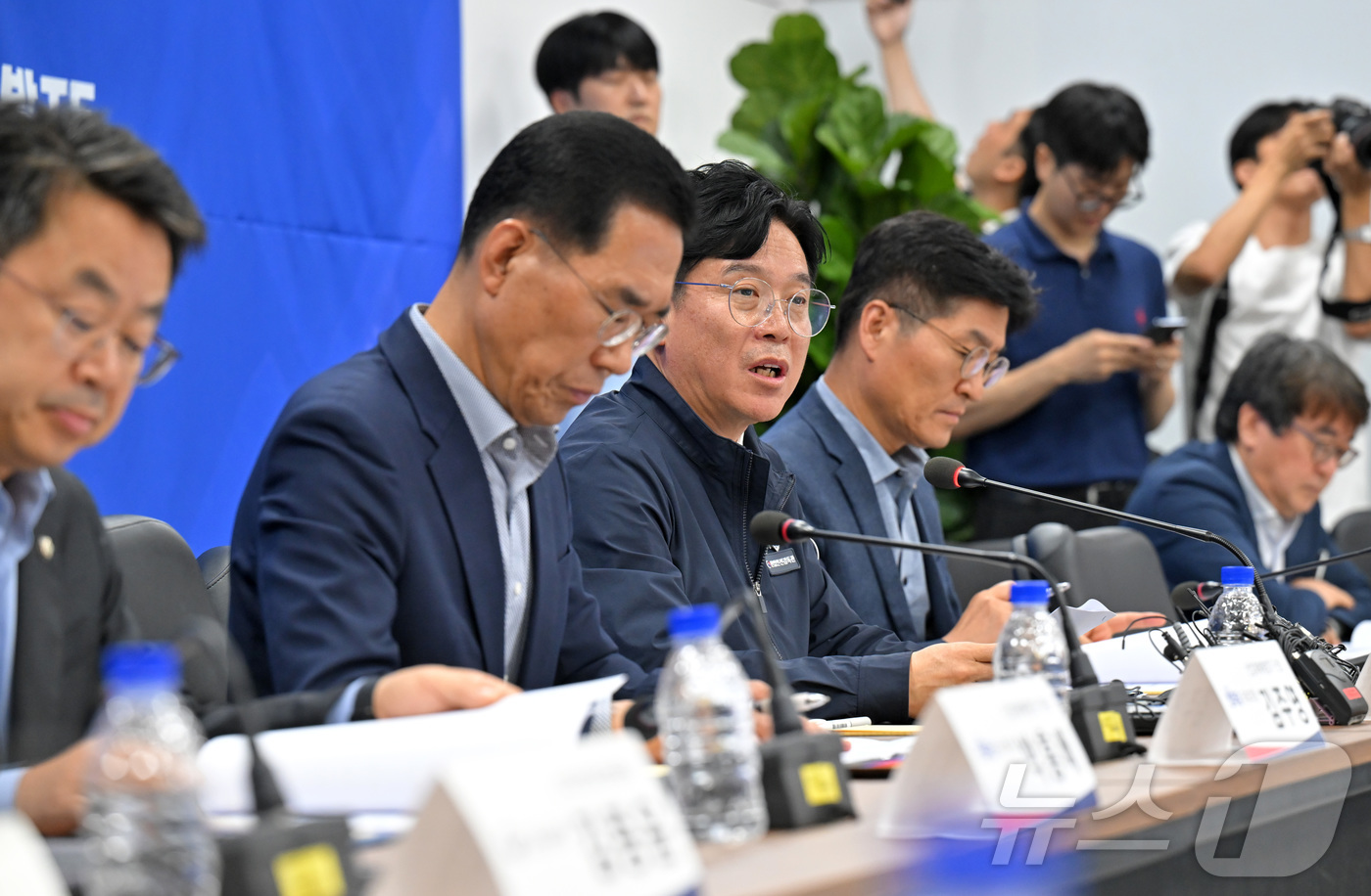 (서울=뉴스1) 민경석 기자 = 김영훈 고용노동부 장관이 14일 오후 서울 중구 직업능력평가원에서 열린 중대재해 근절을 위한 20대 건설사 CEO 간담회에서 모두발언하고 있다. ( …