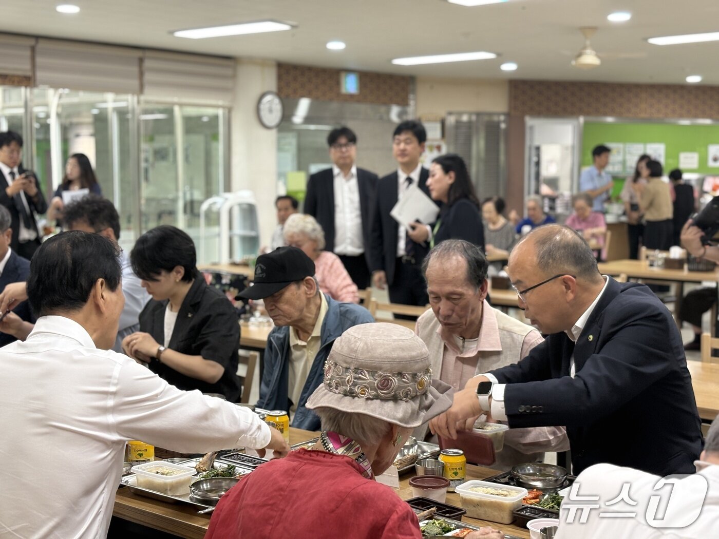 본문 이미지 - 윤종진 한국보훈복지의료공단 이사장&#40;맨 오른쪽&#41;이 지난 11일 수원의 보훈시설을 찾아 오성규 애국지사를 만난데 이어 시설 이용자들의 식사를 돕는 봉사 활동에 나서고 있다. &#40;한국보훈복지의료공단 제공. 재판매 및 DB금지&#41; 2025.8.15/뉴스1