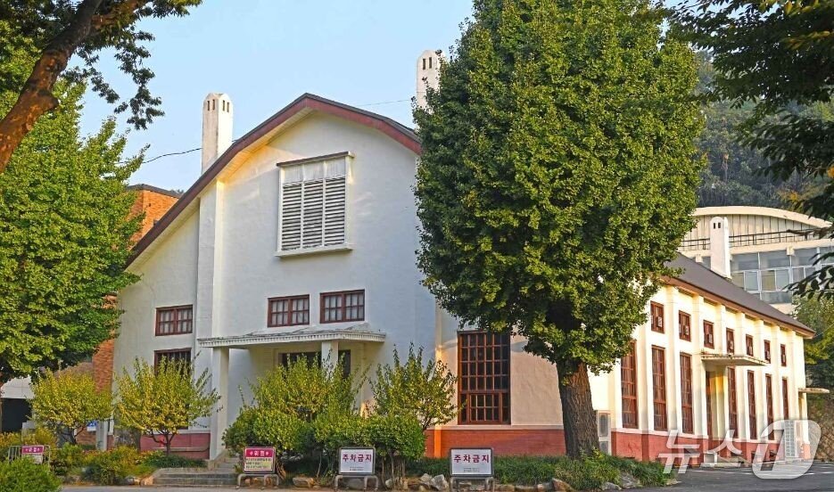 본문 이미지 - 제물포고등학교 강당은 일제 강점기인 1935년 건립된 것으로, 학교 강당의 기능을 했을 뿐만 아니라 지역 사회의 대형 집회 공간으로 이용해 온 역사적인 장소이다.&#40;한국관광공사 제공&#41;