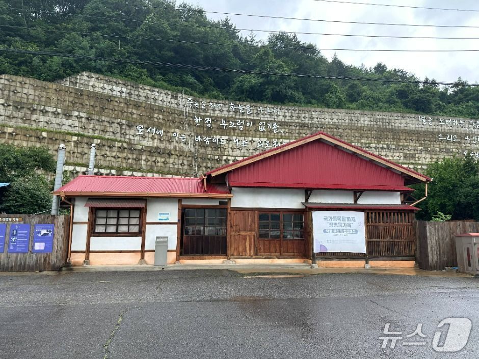 본문 이미지 - 윤동주 유고 보존 정병욱 가옥. 백영&#40;白影&#41; 정병욱&#40;1922~1982&#41;과 그의 가족에 의해 윤동주&#40;1917~1945&#41; 시인의 자필집 ‘하늘과 바람과 별과 詩’가 온전히 보존되었던 곳이다.&#40;한국관광공사 제공&#41;