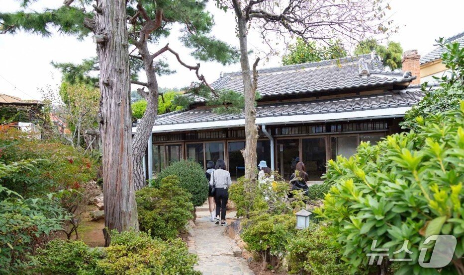 본문 이미지 - 군산 신흥동 일본식 가옥. 일제강점기에 군산에서 포목점과 소규모 농장을 운영하며 군산부협의회 의원을 지낸 일본인이 건립한 일본식 2층 목조 가옥이다.&#40;한국관광공사 제공&#41;