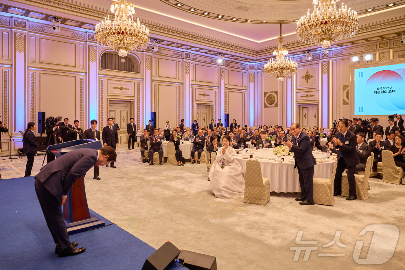 (서울=뉴스1) 이재명 기자 = 이재명 대통령이 14일 청와대 영빈관에서 열린 ‘광복 80주년, 대통령의 초대’ 행사에서 인사를 하고 있다. (대통령실 제공. 재판매 및 DB금지) …