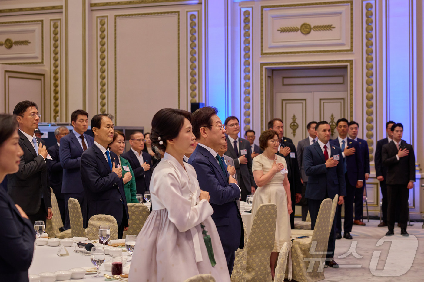 (서울=뉴스1) 이재명 기자 = 이재명 대통령과 부인 김혜경 여사가 14일 청와대 영빈관에서 열린 ‘광복 80주년, 대통령의 초대’ 행사에서 국민의례를 하고 있다. (대통령실 제공 …