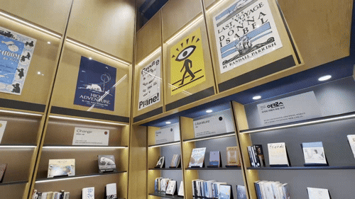 본문 이미지 -  맹그로브 신촌점 내부의 미니 도서관 / 뉴스1 ⓒ News1 윤주현 기자