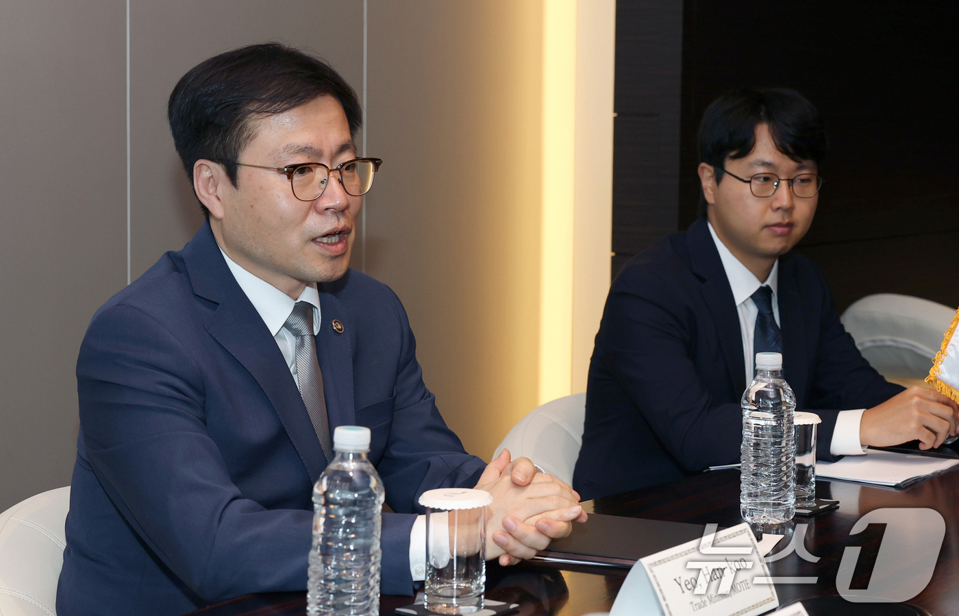 (서울=뉴스1) = 여한구 산업통상자원부 통상교섭본부장이 14일 오후 서울 중구 플라자호텔에서 배스 반 듀인, 리차트 맥코믹 미국 하원의원과 한-미 양국 경제협력 및 무역협상 관련 …