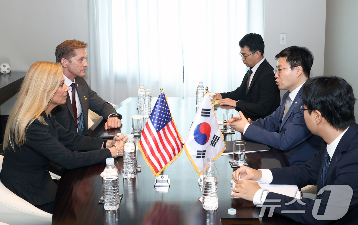 (서울=뉴스1) = 여한구 산업통상자원부 통상교섭본부장이 14일 오후 서울 중구 플라자호텔에서 배스 반 듀인, 리차트 맥코믹 미국 하원의원과 한-미 양국 경제협력 및 무역협상 관련 …