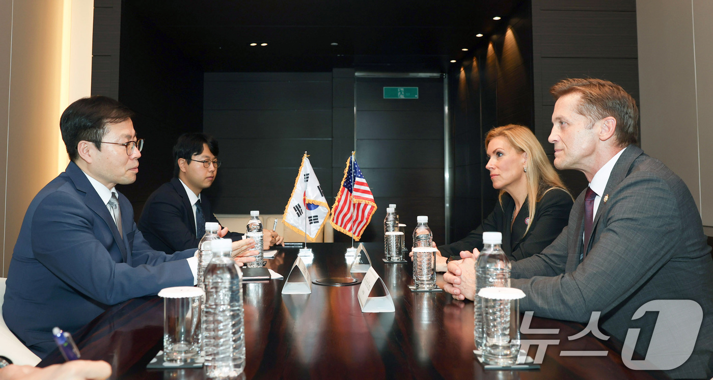 (서울=뉴스1) = 여한구 산업통상자원부 통상교섭본부장이 14일 오후 서울 중구 플라자호텔에서 배스 반 듀인, 리차트 맥코믹 미국 하원의원과 한-미 양국 경제협력 및 무역협상 관련 …