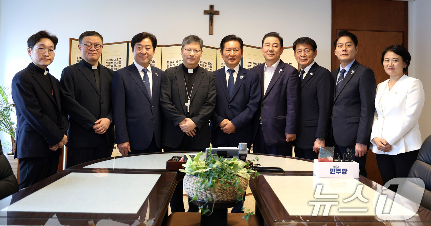 (서울=뉴스1) = 정청래 더불어민주당 대표가 14일 오후 서울 중구 한국천주교서울대교구청에서 서울대교구장 정순택 대주교를 예방하며 참석자들과 기념촬영을 하고 있다. (천주교 서울 …