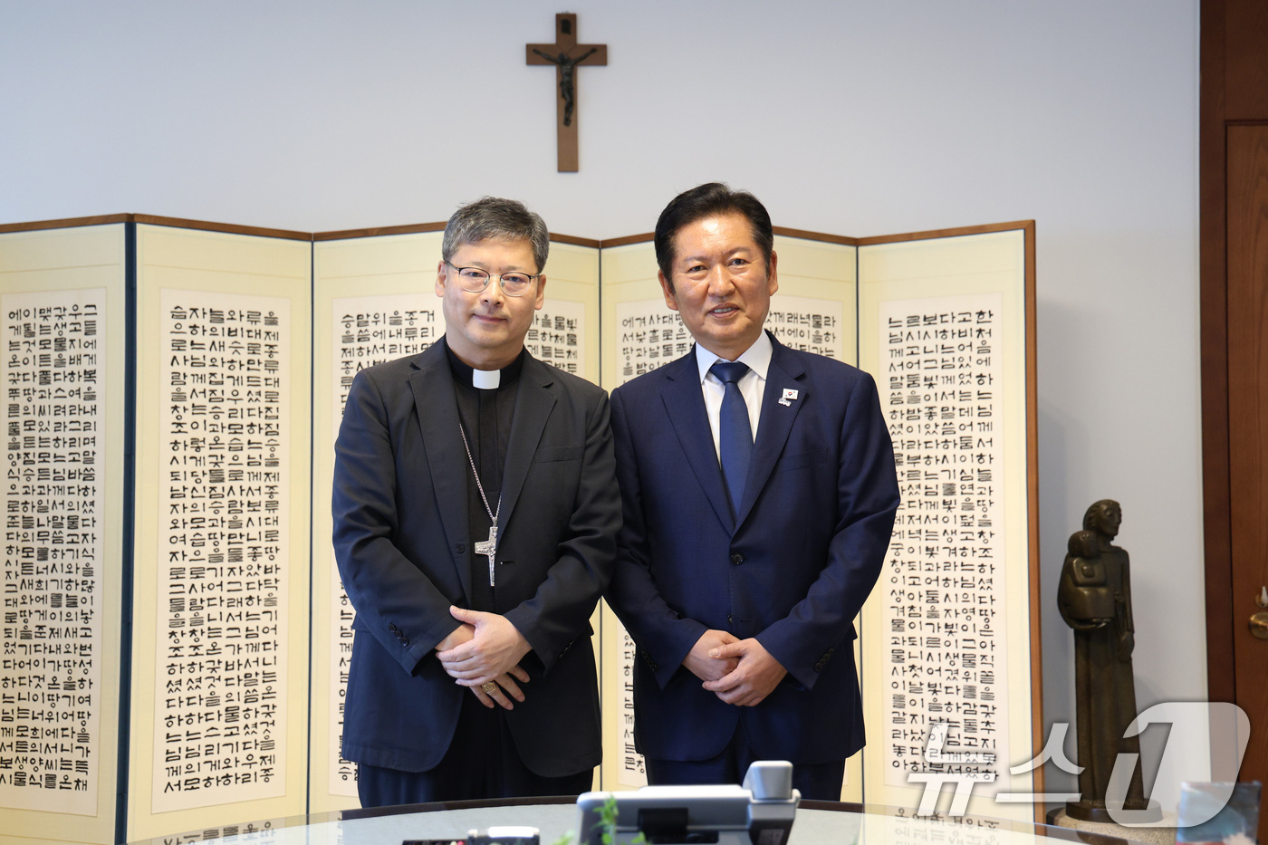 (서울=뉴스1) = 정청래 더불어민주당 대표가 14일 오후 서울 중구 한국천주교서울대교구청에서 서울대교구장 정순택 대주교를 예방하며 기념촬영을 하고 있다. (천주교 서울대교구 제공 …