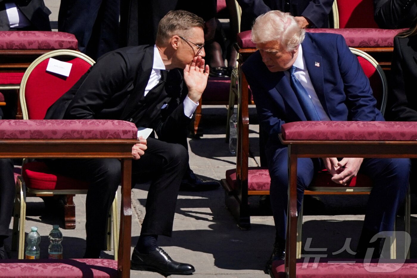 본문 이미지 - 알렉산데르 스투브 핀란드 대통령&#40;왼쪽&#41;과 도널드 트럼프 미국 대통령이 4월 26일 바티칸에서 열린 프란치스코 교황 선종 미사에서 대화하고 있다. 2025.04.26 ⓒ 로이터=뉴스1 ⓒ News1 이지예 객원기자