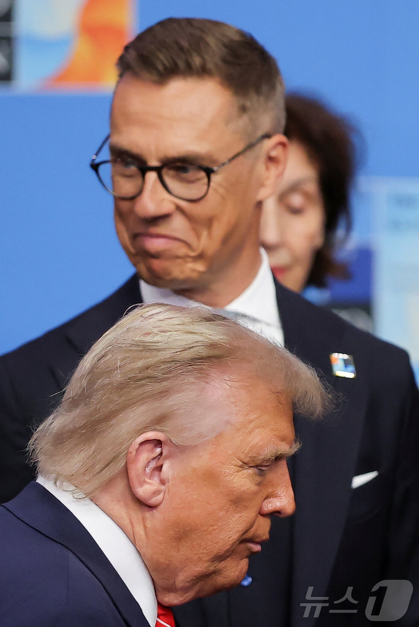 본문 이미지 - 도널드 트럼프 미국 대통령이 6월 25일&#40;현지시간&#41; 네덜란드 헤이그에서 열린 나토 정상회의의 단체 사진 촬영장에서 알렉산데르 스투브 핀란드 대통령 앞을 지나고 있다. 2025.06.25 ⓒ 로이터=뉴스1 ⓒ News1 이지예 객원기자