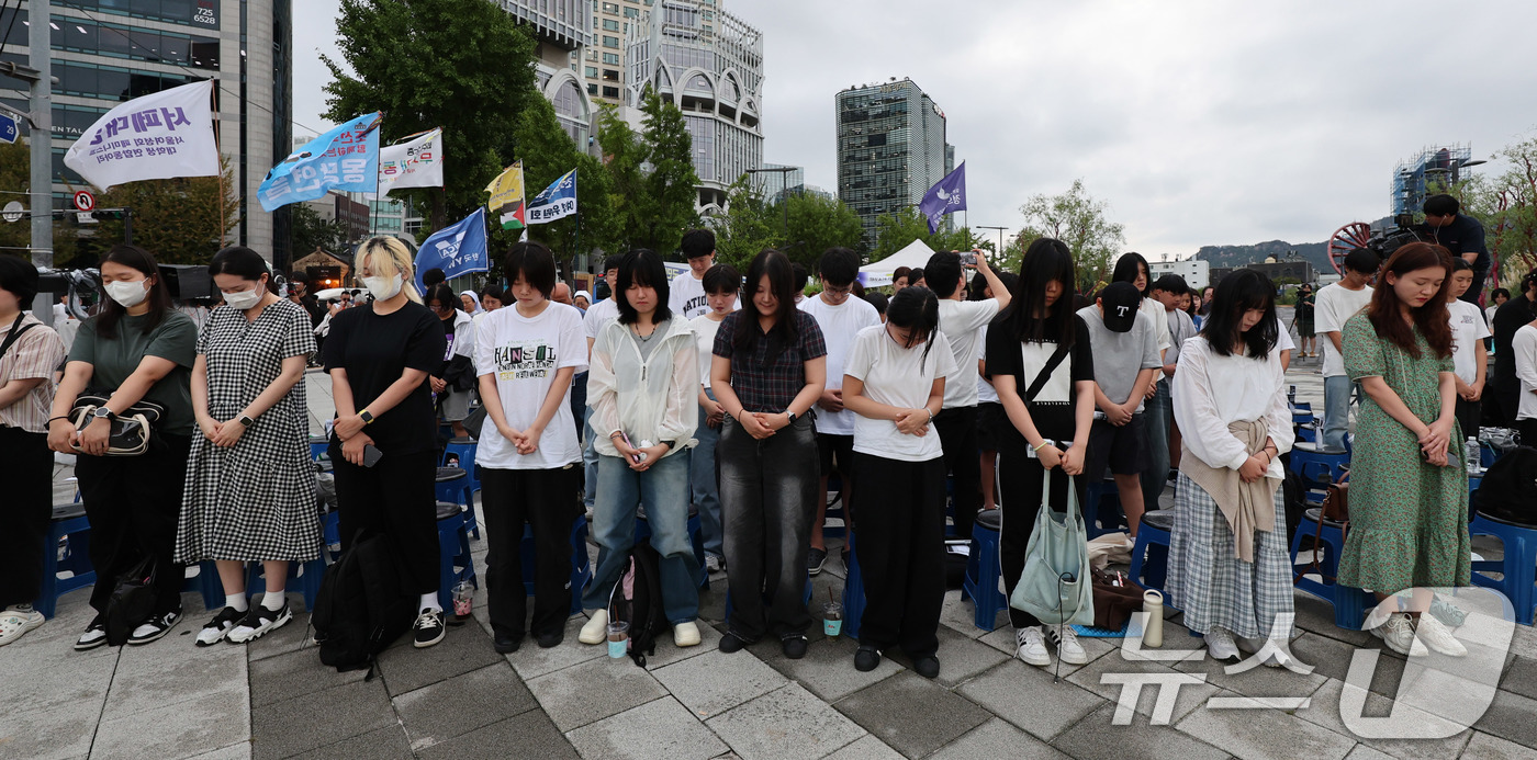 (서울=뉴스1) 박지혜 기자 = 14일 오후 서울 종로구 송현광장에서 열린 제13차 세계 일본군 위안부 기림일 맞이 나비문화제에서 참석자들이 묵념을 하고 있다. 2025.8.14/ …