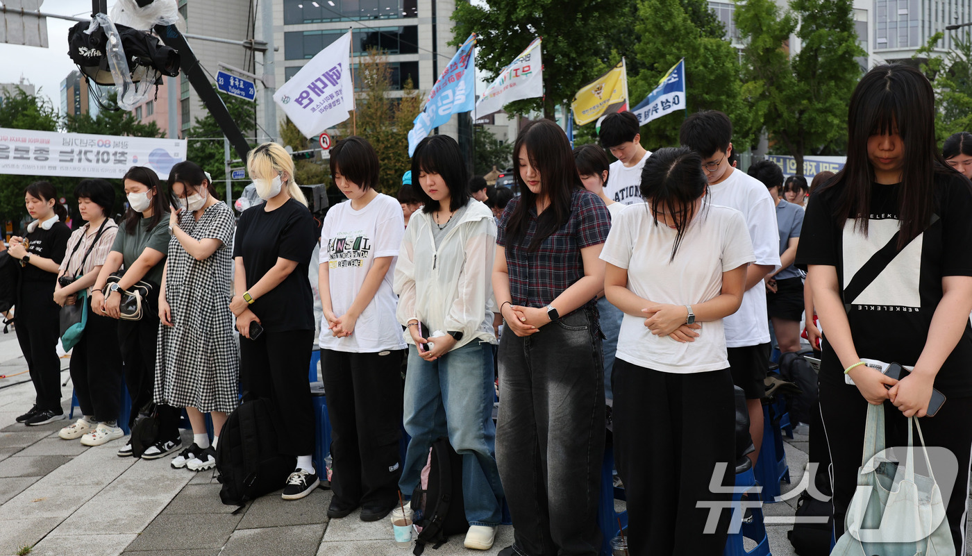 (서울=뉴스1) 박지혜 기자 = 14일 오후 서울 종로구 송현광장에서 열린 제13차 세계 일본군 위안부 기림일 맞이 나비문화제에서 참석자들이 묵념을 하고 있다. 2025.8.14/ …