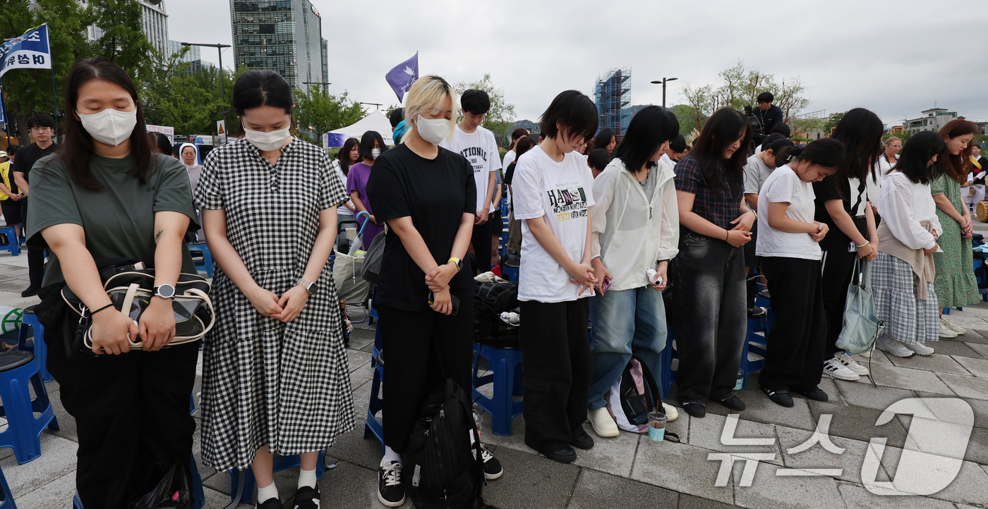 (서울=뉴스1) 박지혜 기자 = 14일 오후 서울 종로구 송현광장에서 열린 제13차 세계 일본군 위안부 기림일 맞이 나비문화제에서 참석자들이 묵념을 하고 있다. 2025.8.14/ …