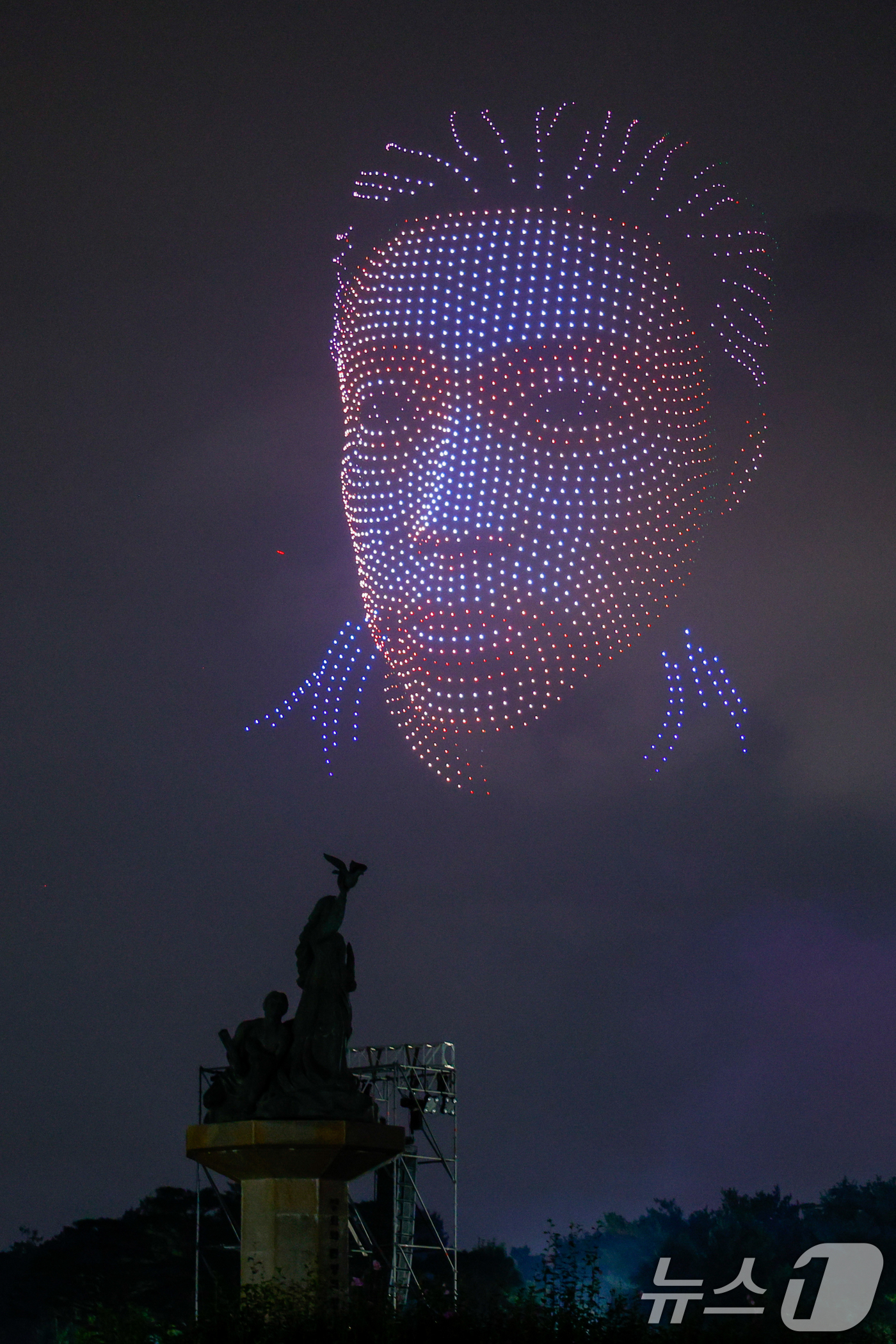 (서울=뉴스1) 안은나 기자 = 광복 80주년을 맞아 14일 오후 서울 여의도 국회 잔디광장에서 열린 국회·국가보훈부·광복회 공동 주최 광복 80년 전야제 ‘대한이 살았다!’에서 …