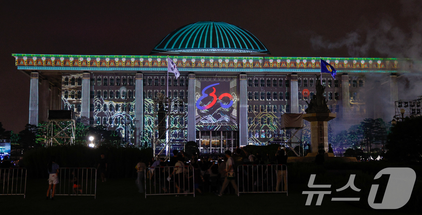 (서울=뉴스1) 안은나 기자 = 광복 80주년을 맞아 14일 오후 서울 여의도 국회 잔디광장에서 열린 국회·국가보훈부·광복회 공동 주최 광복 80년 전야제 ‘대한이 살았다!’에서 …