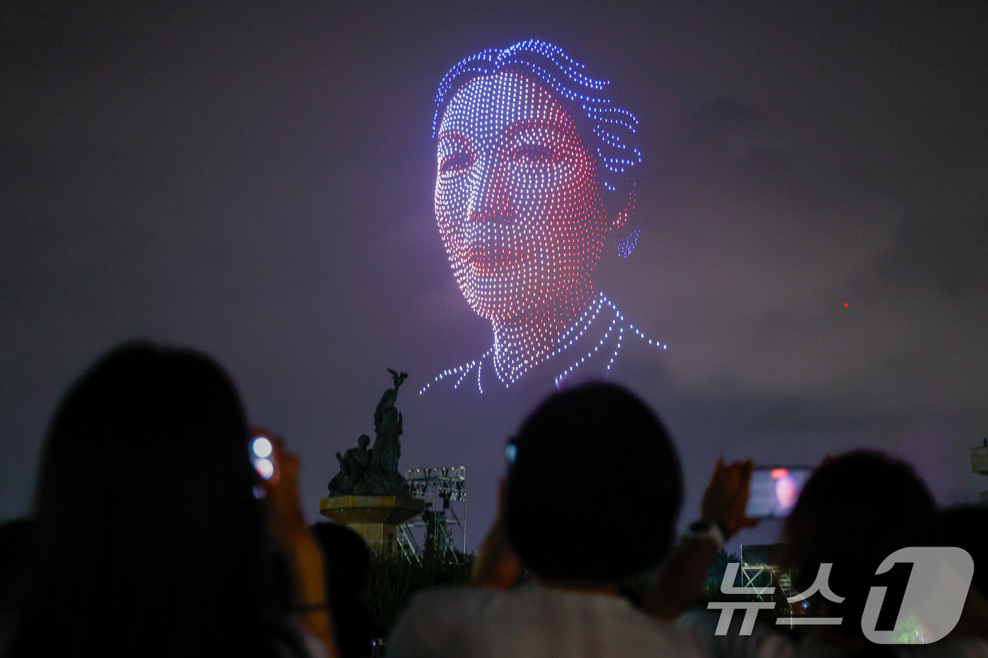 (서울=뉴스1) 안은나 기자 = 광복 80주년을 맞아 14일 오후 서울 여의도 국회 잔디광장에서 열린 국회·국가보훈부·광복회 공동 주최 광복 80년 전야제 ‘대한이 살았다!’에서 …