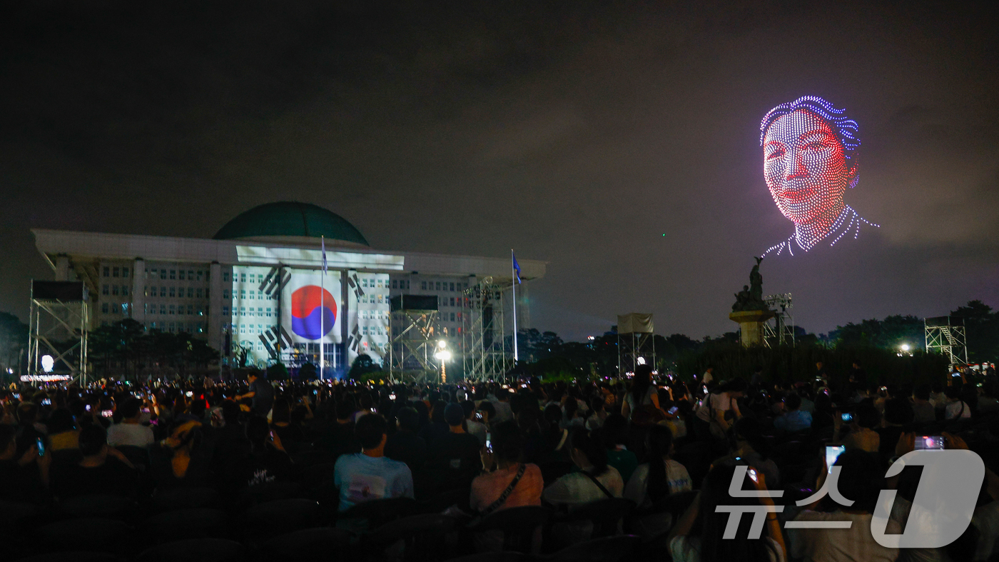 (서울=뉴스1) 안은나 기자 = 광복 80주년을 맞아 14일 오후 서울 여의도 국회 잔디광장에서 열린 국회·국가보훈부·광복회 공동 주최 광복 80년 전야제 ‘대한이 살았다!’에서 …