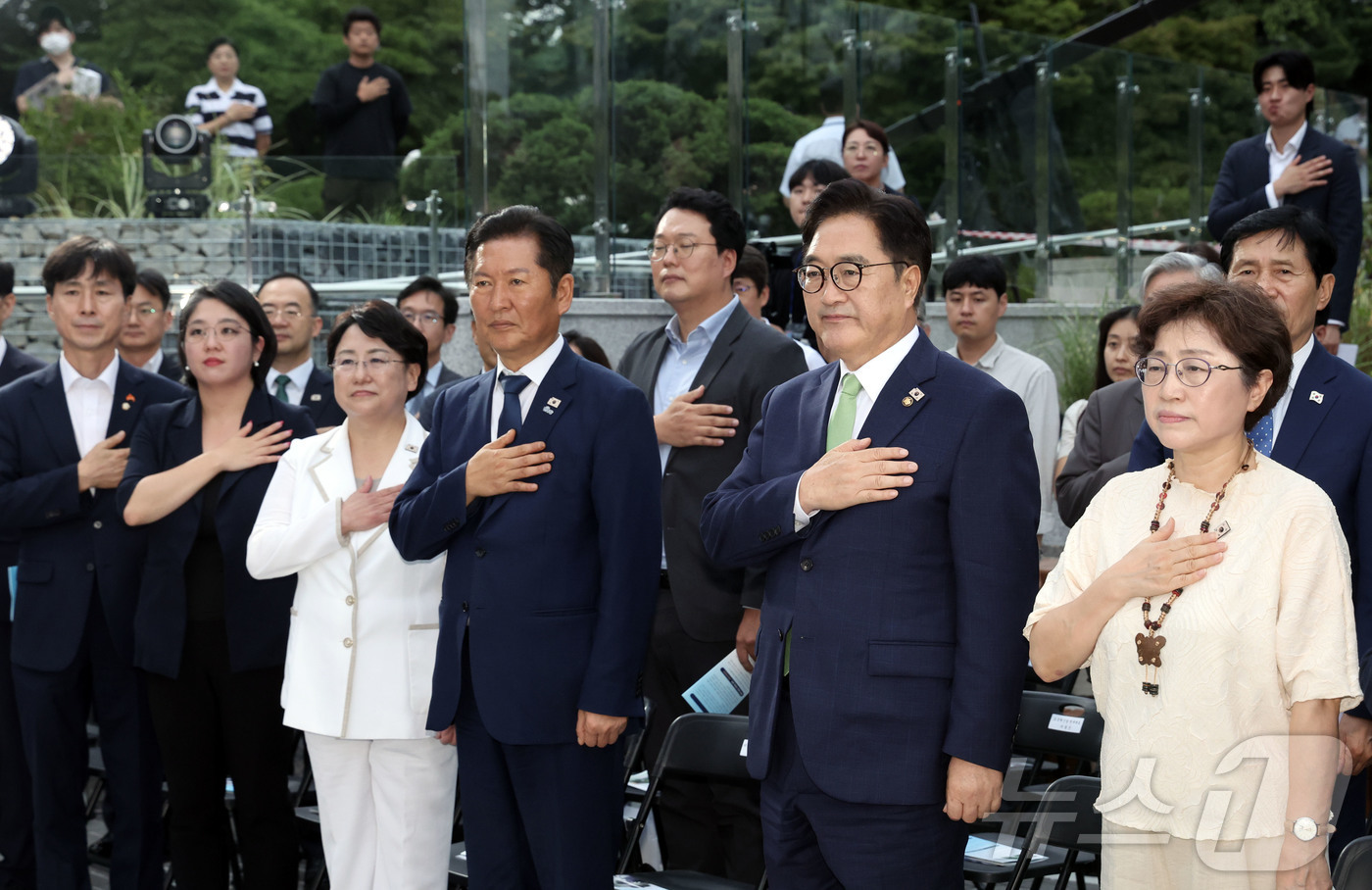 (서울=뉴스1) 국회사진기자단 = 한창민 사회민주당 대표(앞줄 왼쪽부터), 용혜인 기본소득당 대표, 김선민 조국혁신당 대표 권한대행, 정청래 더불어민주당 대표, 우원식 국회의장이 …