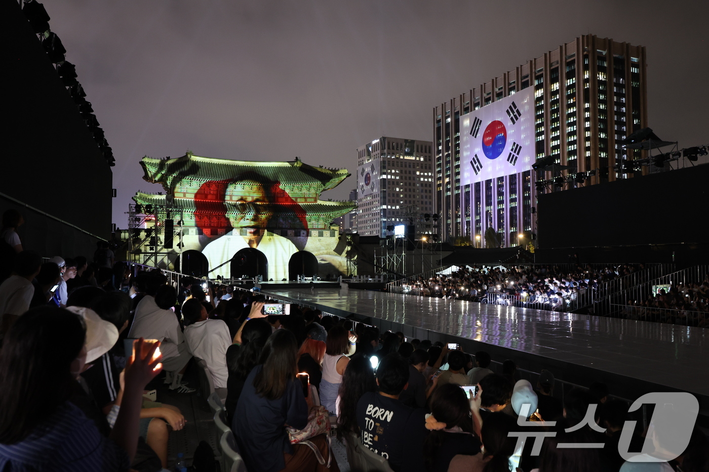 (서울=뉴스1) 박지혜 기자 = 14일 오후 경복궁 흥례문광장에서 열린 광복 80년 전야제 '우리는 빛이다' 행사에서 점등 퍼포먼스가 진행되고 있다.이번 전야제의 주제인 '우리는 …