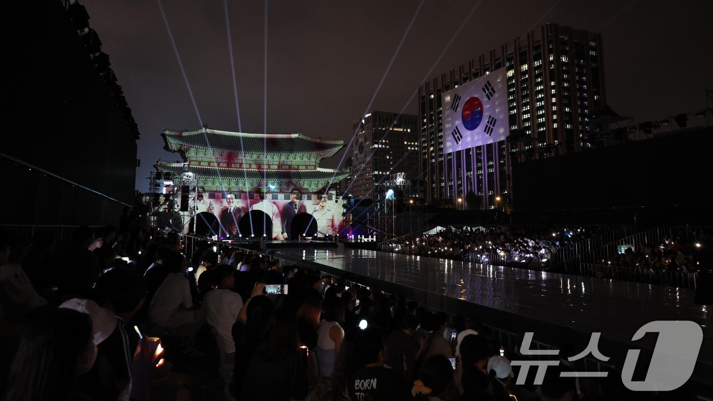 (서울=뉴스1) 박지혜 기자 = 14일 오후 경복궁 흥례문광장에서 열린 광복 80년 전야제 '우리는 빛이다' 행사에서 점등 퍼포먼스가 진행되고 있다.이번 전야제의 주제인 '우리는 …