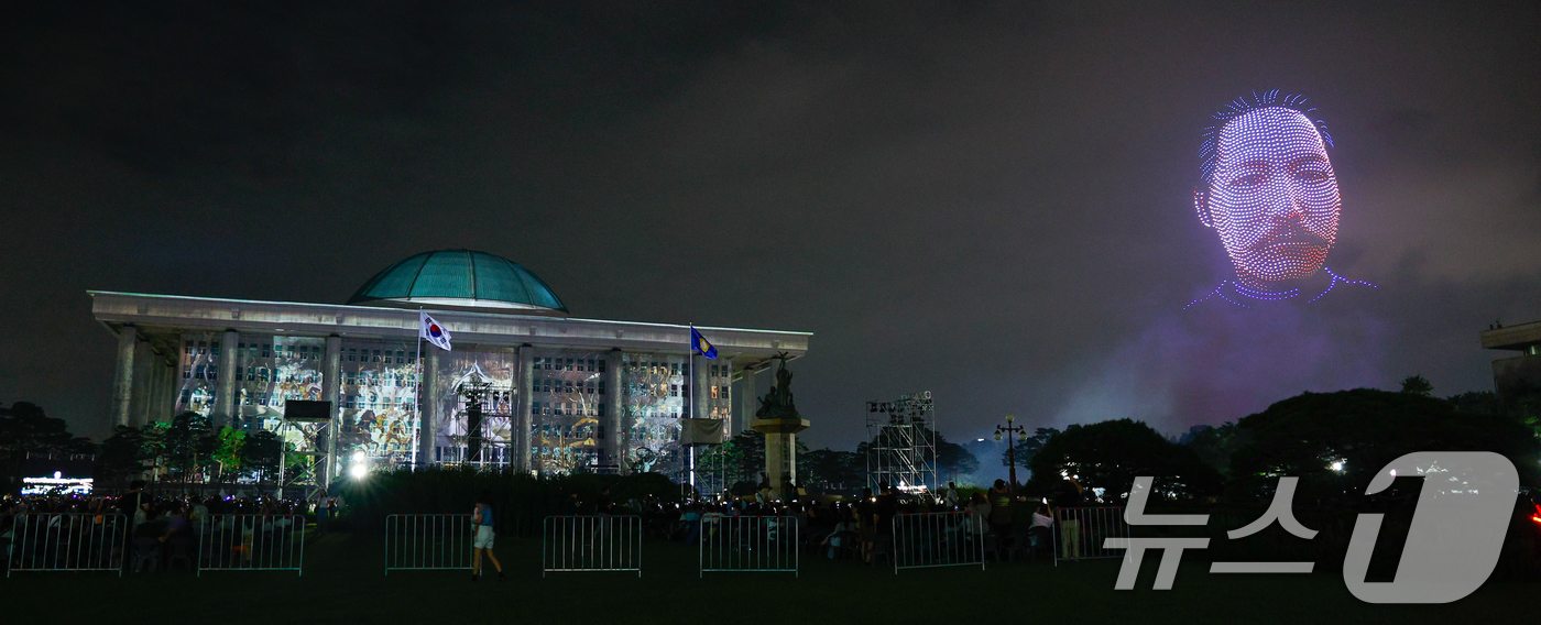 (서울=뉴스1) 안은나 기자 = 광복 80주년을 맞아 14일 오후 서울 여의도 국회 잔디광장에서 열린 국회·국가보훈부·광복회 공동 주최 광복 80년 전야제 ‘대한이 살았다!’에서 …