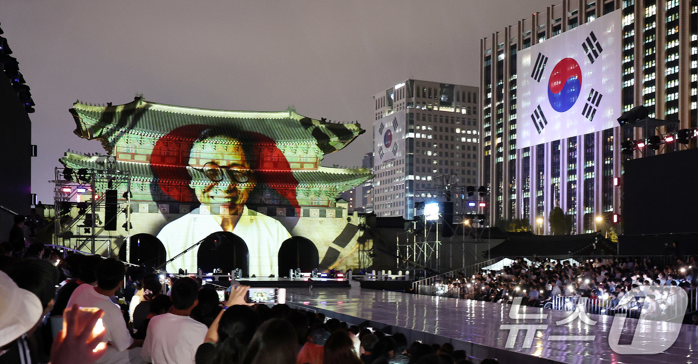 (서울=뉴스1) 박지혜 기자 = 14일 오후 경복궁 흥례문광장에서 열린 광복 80년 전야제 '우리는 빛이다' 행사에서 점등 퍼포먼스가 진행되고 있다. 이번 전야제의 주제인 '우리는 …