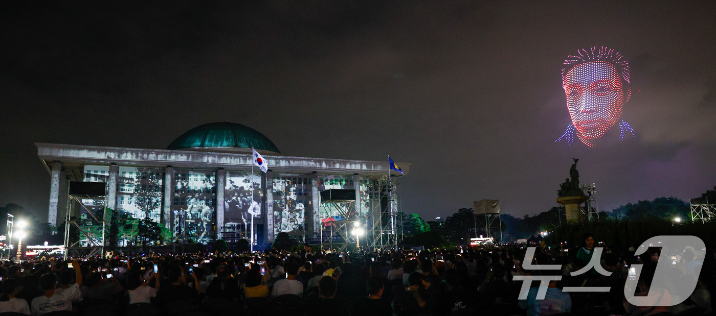 (서울=뉴스1) 안은나 기자 = 광복 80주년을 맞아 14일 오후 서울 여의도 국회 잔디광장에서 열린 국회·국가보훈부·광복회 공동 주최 광복 80년 전야제 ‘대한이 살았다!’에서 …