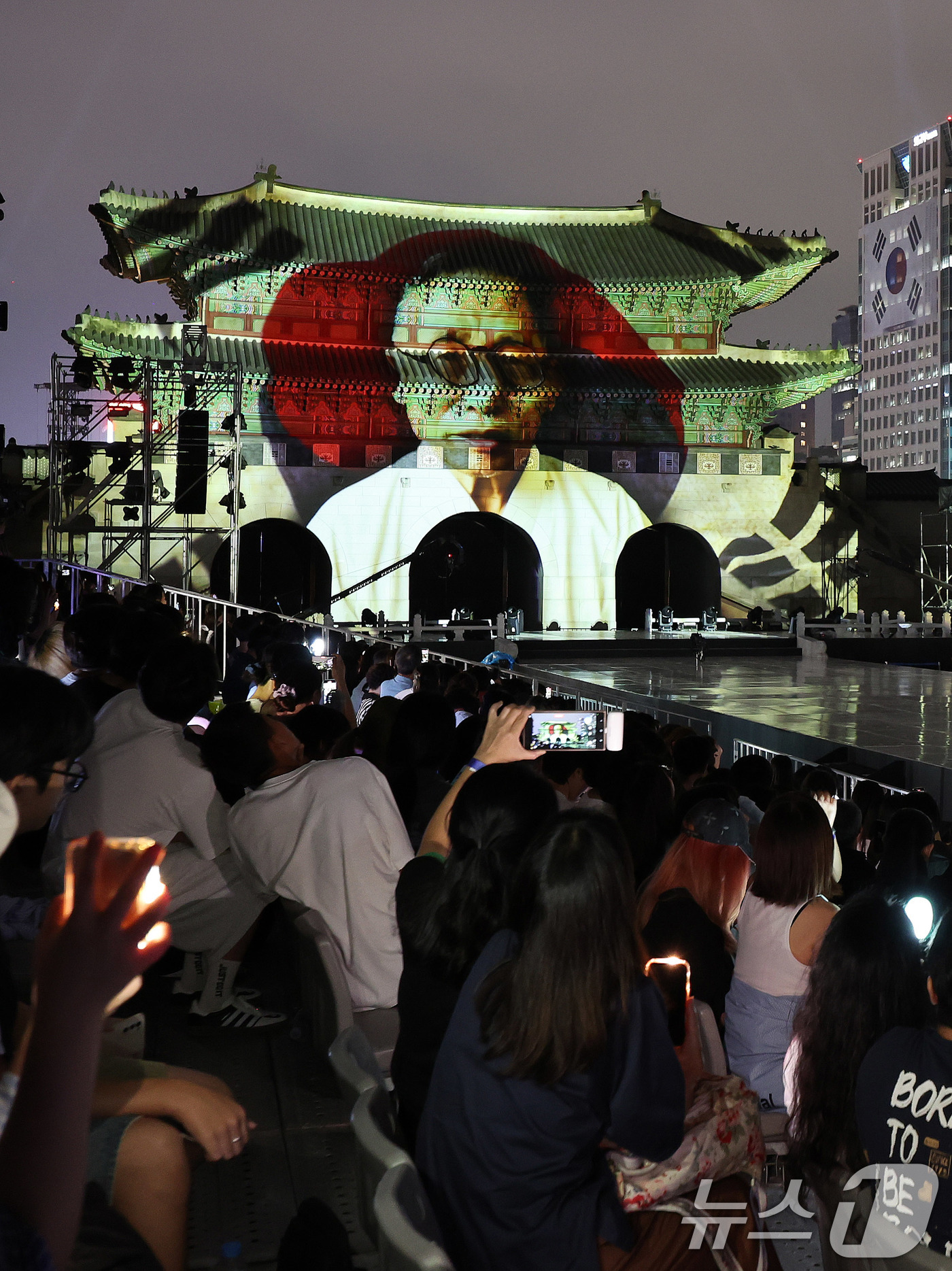 (서울=뉴스1) 박지혜 기자 = 14일 오후 경복궁 흥례문광장에서 열린 광복 80년 전야제 '우리는 빛이다' 행사에서 점등 퍼포먼스가 진행되고 있다.이번 전야제의 주제인 '우리는 …