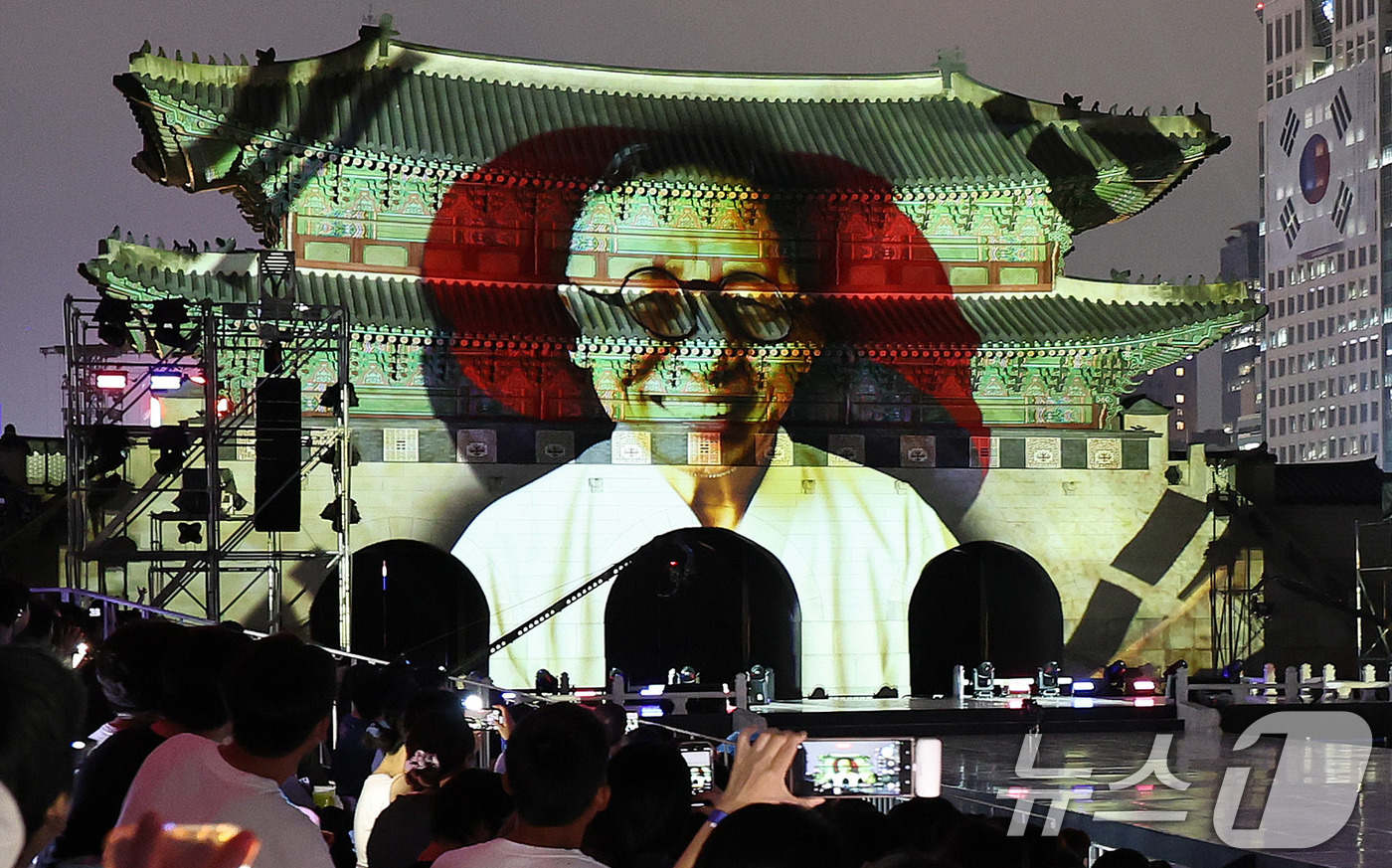 (서울=뉴스1) 박지혜 기자 = 14일 오후 경복궁 흥례문광장에서 열린 광복 80년 전야제 '우리는 빛이다' 행사에서 점등 퍼포먼스가 진행되고 있다.이번 전야제의 주제인 '우리는 …