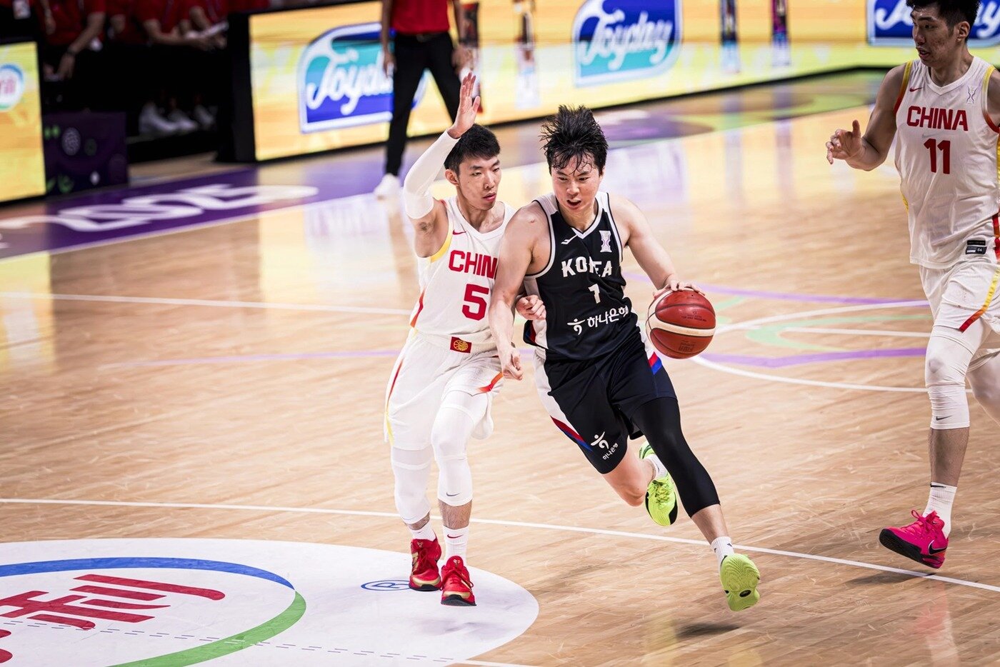 본문 이미지 - 이현중&#40;오른쪽&#41;은 14일&#40;한국시간&#41; 열린 2025 FIBA 아시아컵 8강 한국-중국전에서 22점 7리바운드 4어시스트를 기록했다. &#40;FIBA 제공&#41;