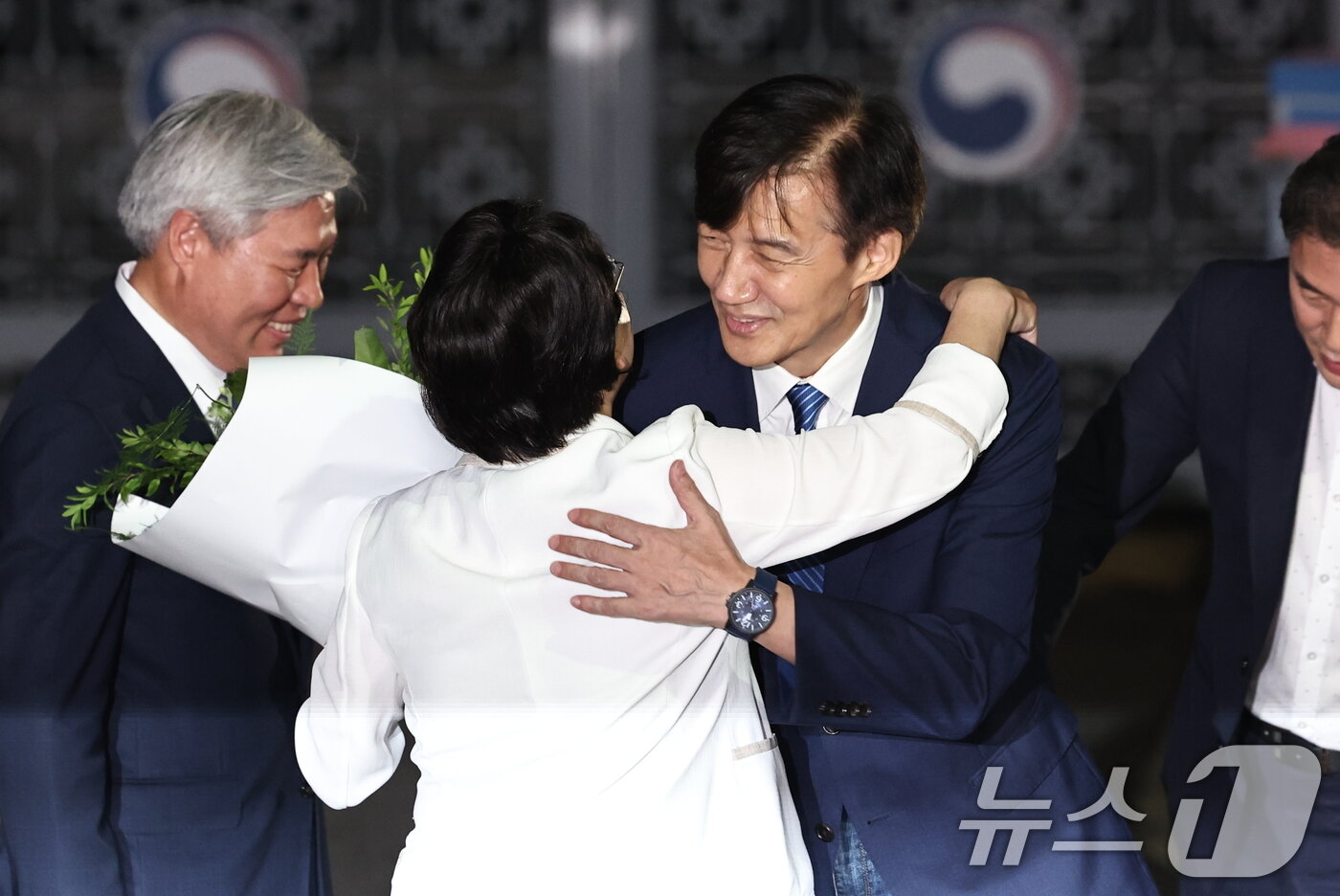 본문 이미지 - 이재명 정부 첫 특별사면·복권 대상에 오른 조국 전 조국혁신당 대표가 15일 새벽 구로구 서울남부구치소를 나와 김선민 조국혁신당 대표와 인사를 나누고 있다. 2025.8.15/뉴스1 ⓒ News1 구윤성 기자