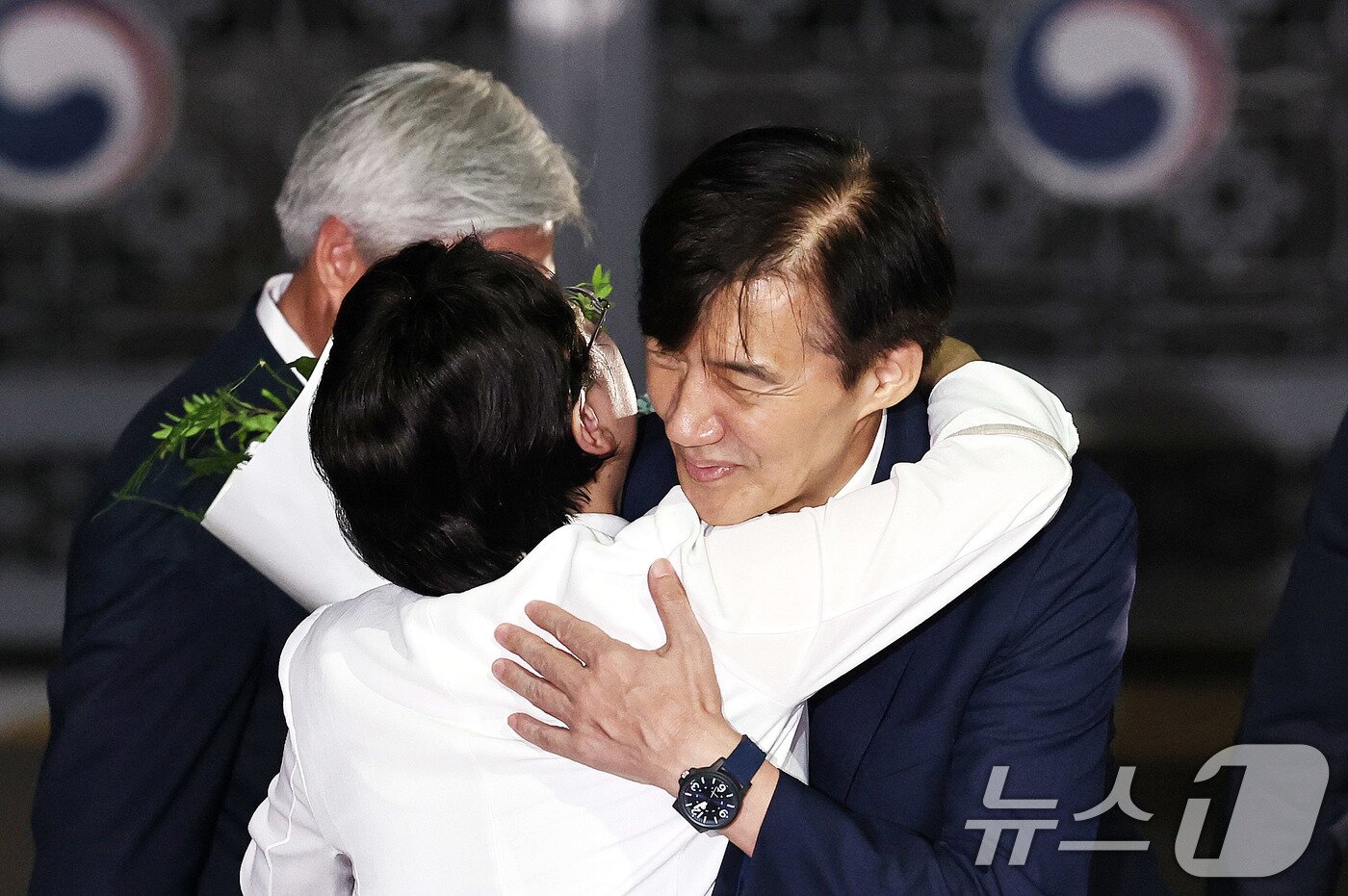 본문 이미지 - 이재명 정부 첫 특별사면·복권 대상에 오른 조국 전 조국혁신당 대표가 15일 새벽 구로구 서울남부교도소를 나와 김선민 조국혁신당 대표와 인사를 나누고 있다. 2025.8.15/뉴스1 ⓒ News1 구윤성 기자