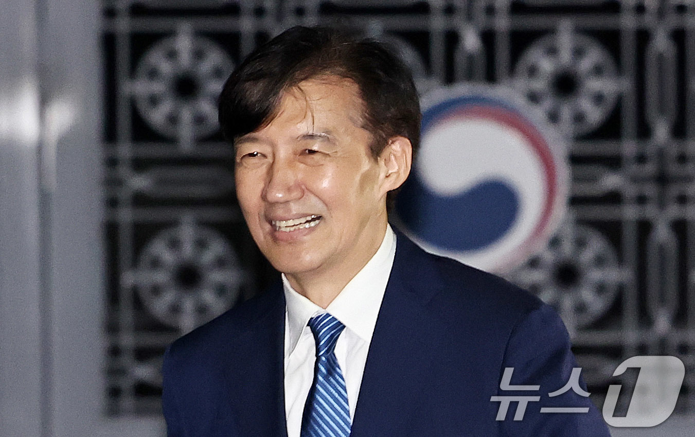 (서울=뉴스1) 구윤성 기자 = 이재명 정부 첫 특별사면·복권 대상에 오른 조국 전 조국혁신당 대표가 15일 새벽 구로구 서울남부구치소를 나서고 있다. 2025.8.15/뉴스1