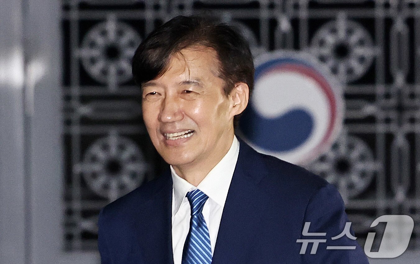 본문 이미지 - 이재명 정부 첫 특별사면·복권 대상에 오른 조국 전 조국혁신당 대표가 15일 새벽 구로구 서울남부구치소를 나서고 있다. 2025.8.15/뉴스1 ⓒ News1 구윤성 기자