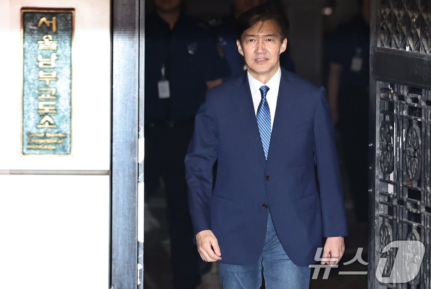 본문 이미지 - 이재명 정부 첫 특별사면·복권 대상에 오른 조국 전 조국혁신당 대표가 15일 새벽 구로구 서울남부구치소를 나서고 있다. 2025.8.15/뉴스1 ⓒ News1 구윤성 기자