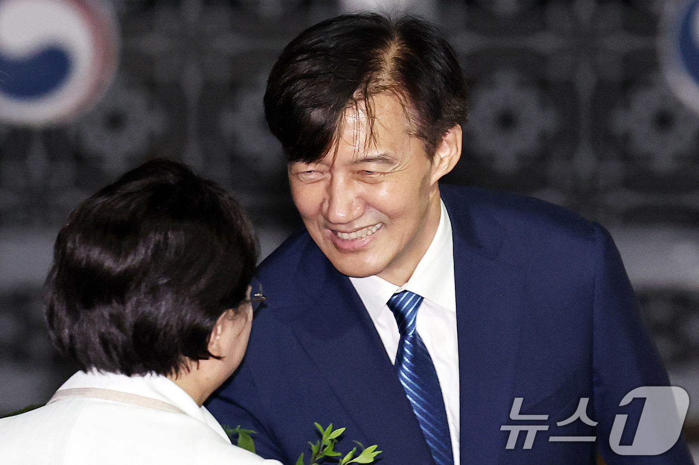 (서울=뉴스1) 구윤성 기자 = 이재명 정부 첫 특별사면·복권 대상에 오른 조국 전 조국혁신당 대표가 15일 새벽 구로구 서울남부구치소를 나와 김선민 조국혁신당 대표와 인사를 나누 …