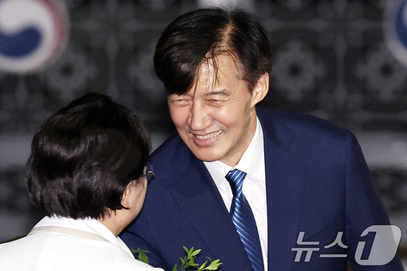 본문 이미지 - 이재명 정부 첫 특별사면·복권 대상에 오른 조국 전 조국혁신당 대표가 15일 새벽 구로구 서울남부구치소를 나와 김선민 조국혁신당 대표와 인사를 나누고 있다. 2025.8.15/뉴스1 ⓒ News1 구윤성 기자