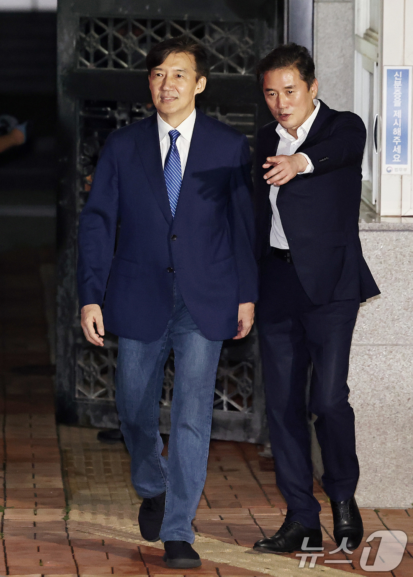 (서울=뉴스1) 구윤성 기자 = 이재명 정부 첫 특별사면·복권 대상에 오른 조국 전 조국혁신당 대표가 15일 새벽 구로구 서울남부구치소를 나서고 있다. 2025.8.15/뉴스1