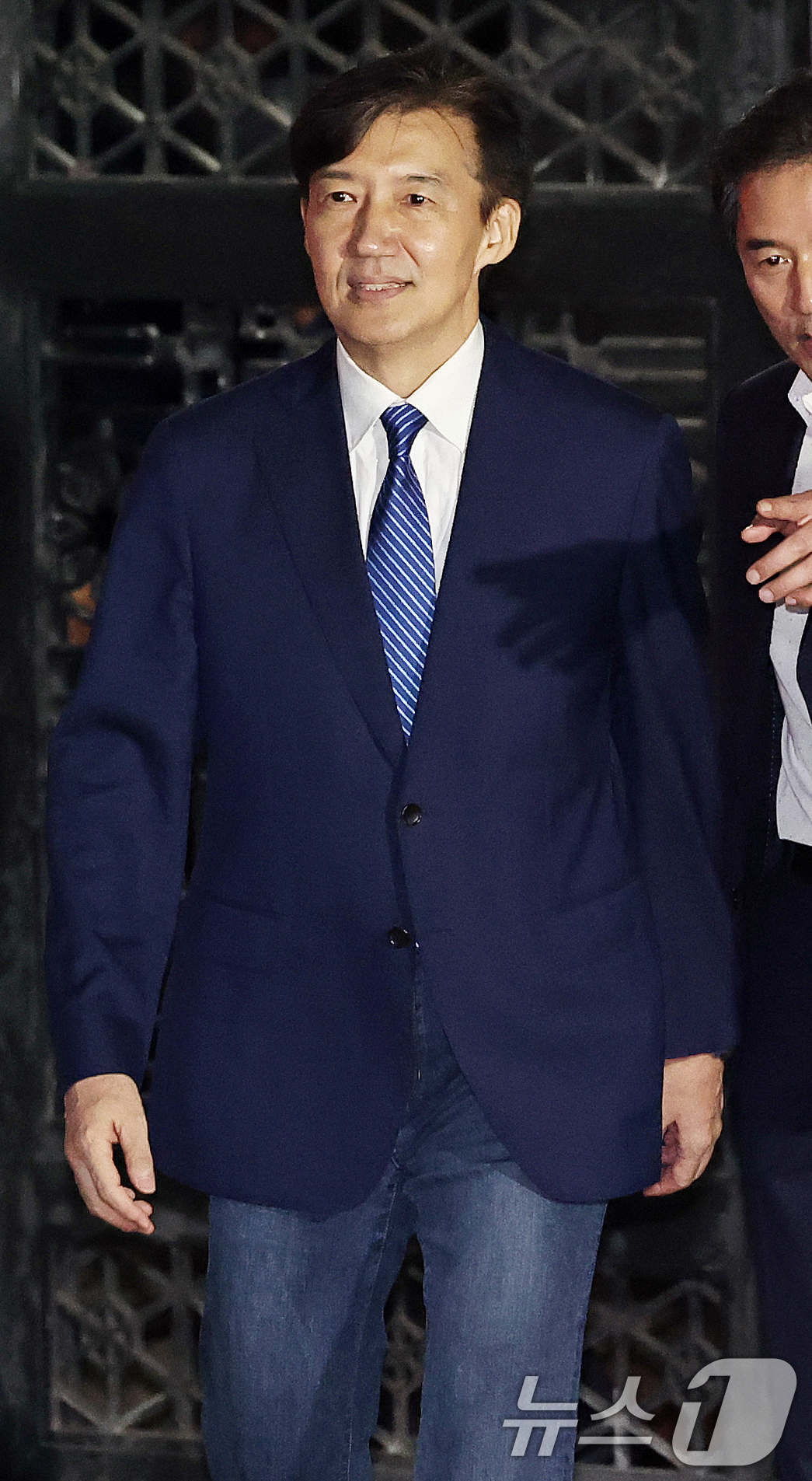 (서울=뉴스1) 구윤성　기자 = 이재명 정부 첫 특별사면·복권 대상에 오른 조국 전 조국혁신당 대표가 15일 새벽 구로구 서울남부구치소를 나서고 있다. 2025.8.15/뉴스1