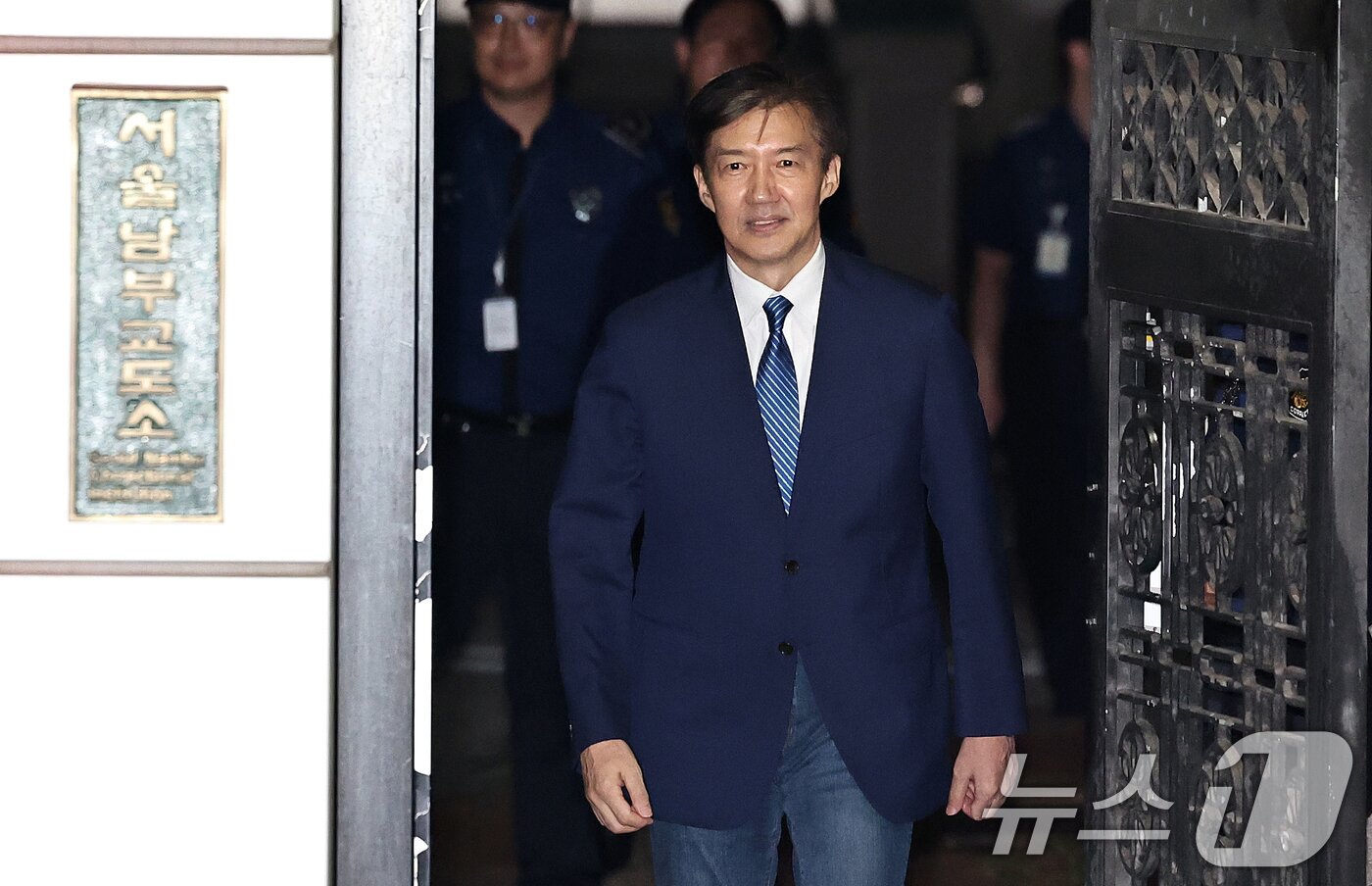 본문 이미지 - 이재명 정부 첫 특별사면·복권 대상에 오른 조국 전 조국혁신당 대표가 15일 새벽 구로구 서울남부구치소를 나서고 있다. 2025.8.15/뉴스1 ⓒ News1 구윤성 기자