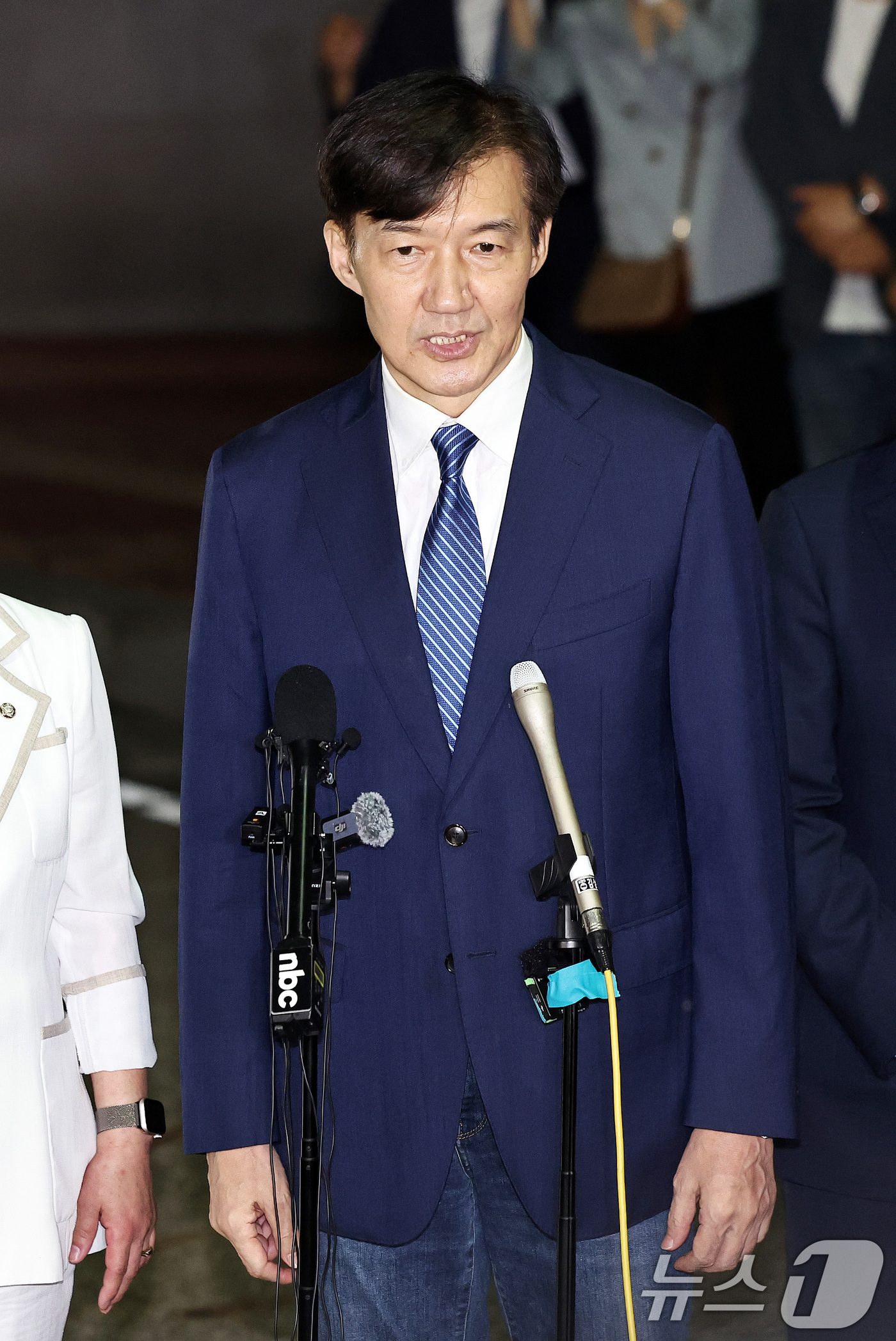 (서울=뉴스1) 구윤성 기자 = 이재명 정부 첫 특별사면·복권 대상에 오른 조국 전 조국혁신당 대표가 15일 새벽 구로구 서울남부구치소를 나서며 소회를 밝히고 있다. 2025.8. …